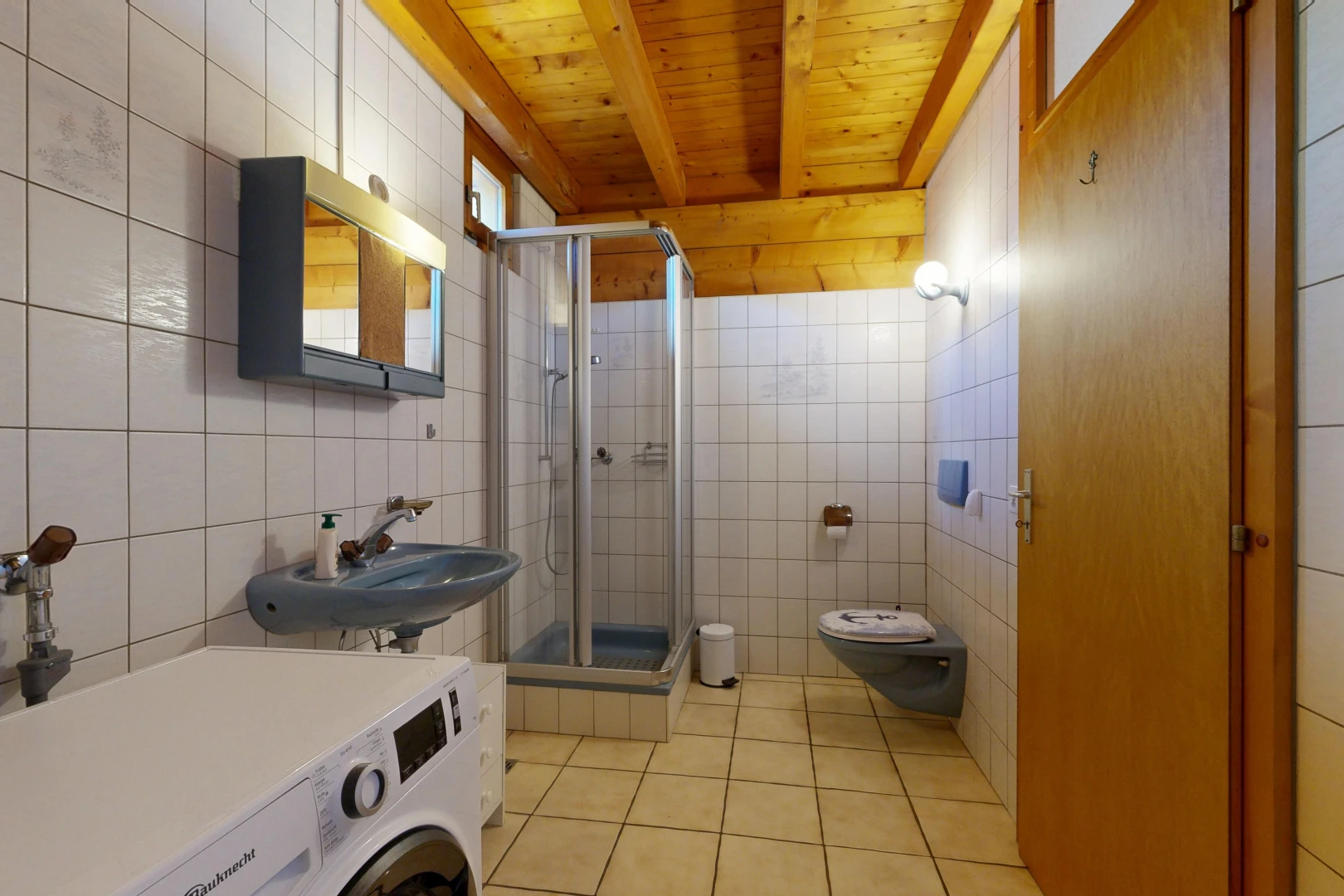 salle de bains avec mur en carrelage, tile wall, salle de bain complète, douche, et lave-linge et sèche-linge