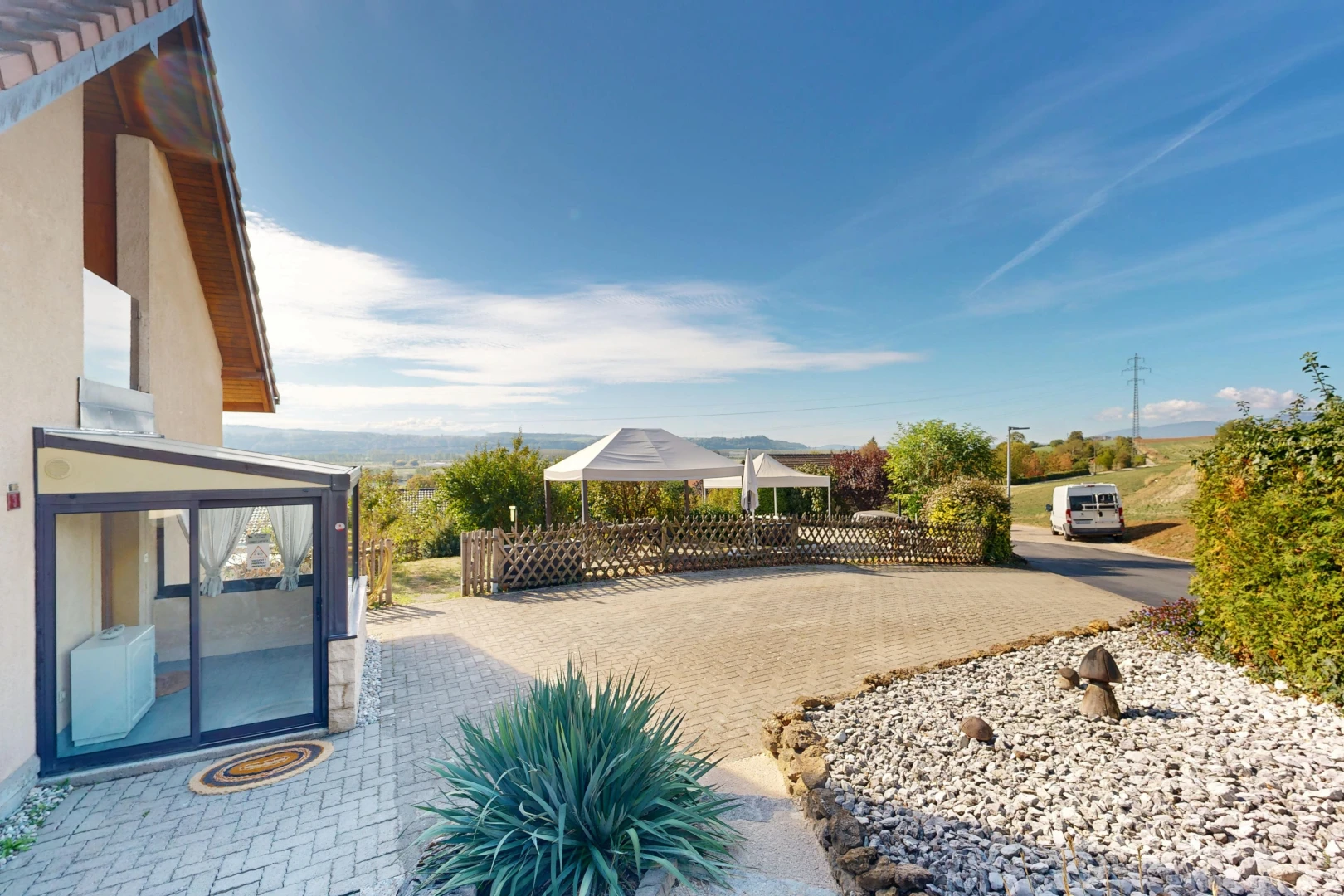 terrasse avec from property, power lines view, view focus, et day time