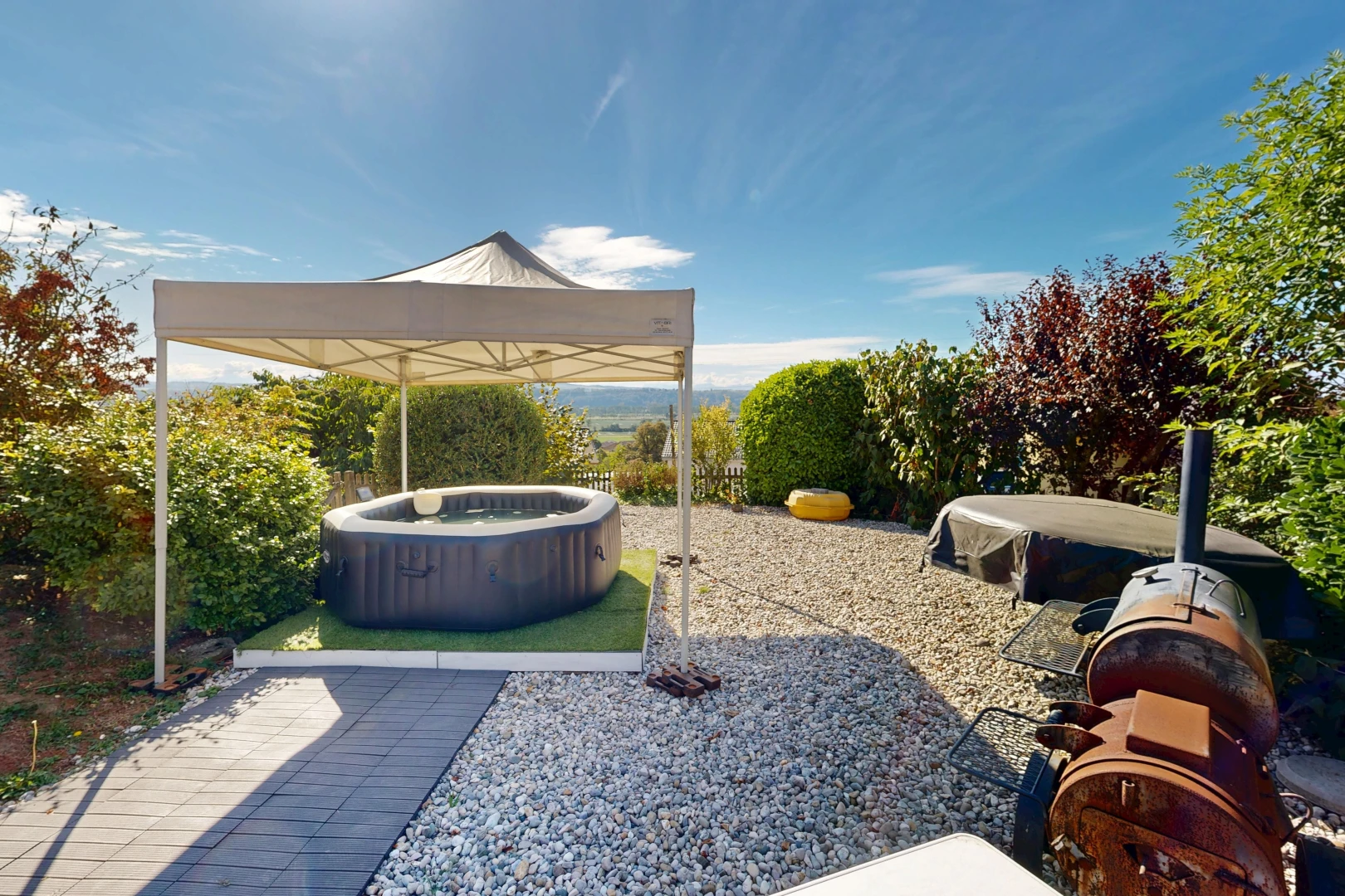 terrasse avec bain à remous, from property, et day time