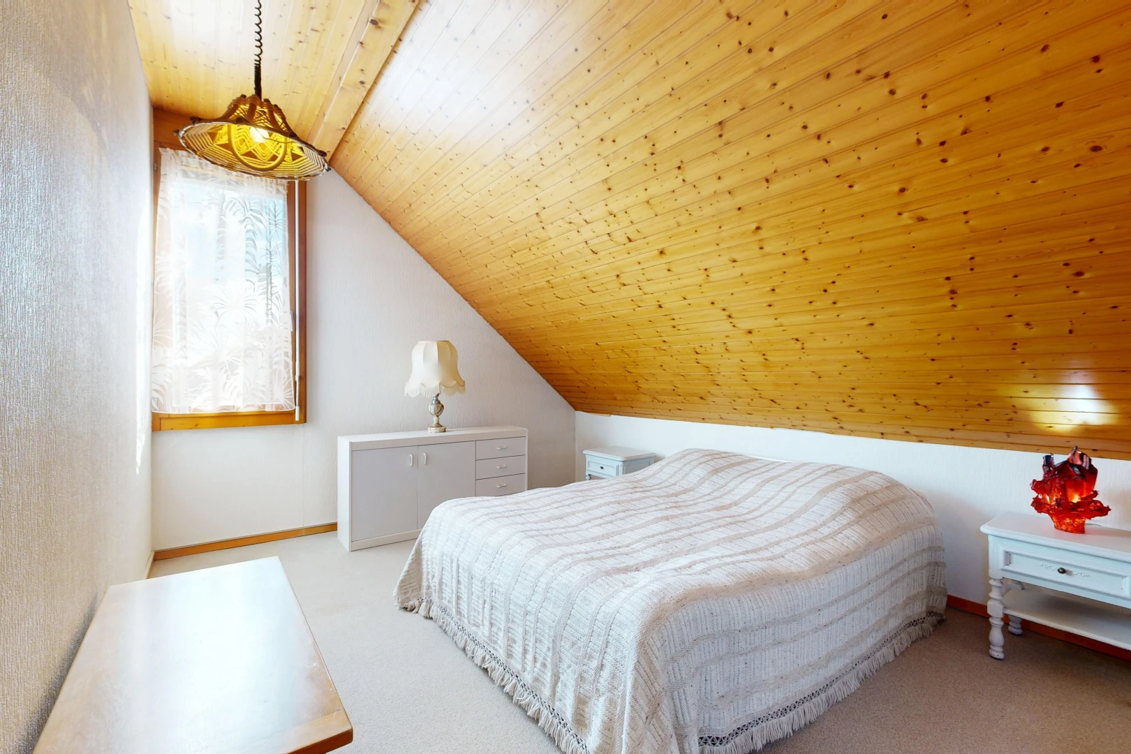 chambre avec plafond en bois, wood ceiling, plafond voûté, vaulted ceiling, et lumière naturelle