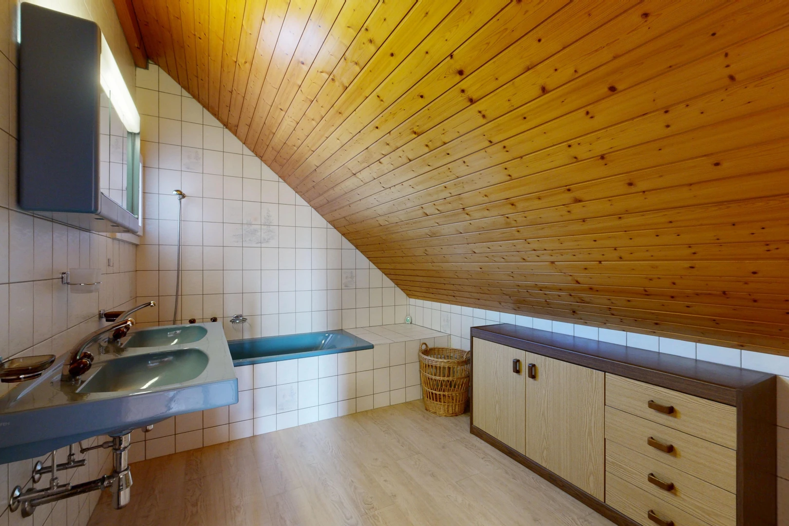 salle de bains avec salle de bain complète, plafond en bois, wood ceiling, plafond voûté, et vaulted ceiling