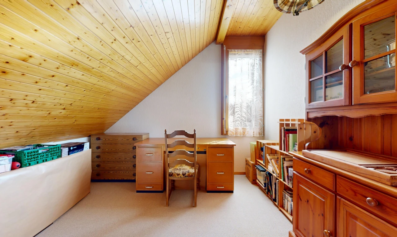 bureau avec wood ceiling, plafond en bois, carpet, moquette, et light floor
