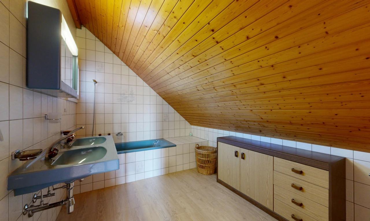 salle de bains avec salle de bain complète, plafond en bois, wood ceiling, plafond voûté, et vaulted ceiling