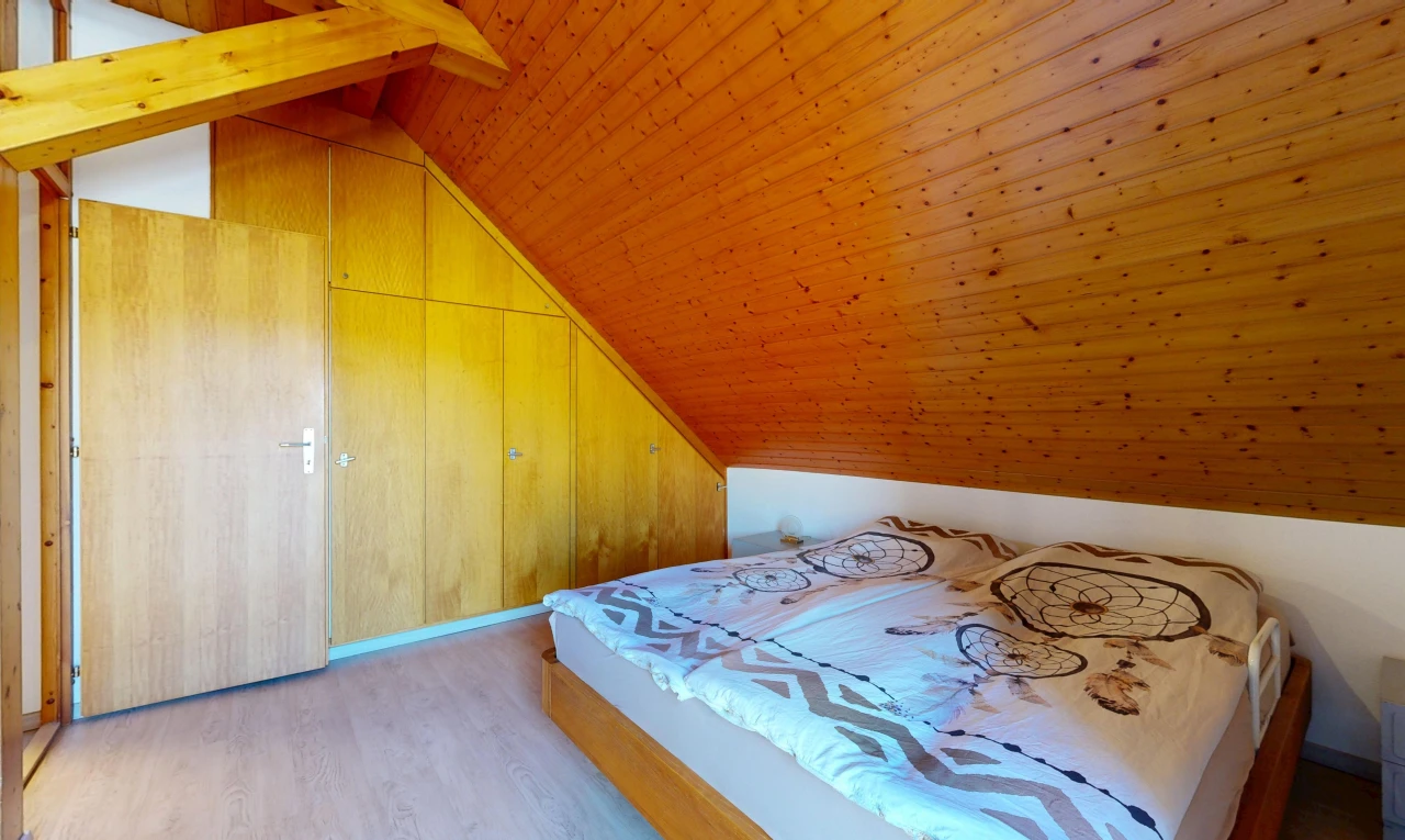chambre avec vaulted ceiling, plafond voûté, wood finish floor, sol en finition bois, et wood ceiling