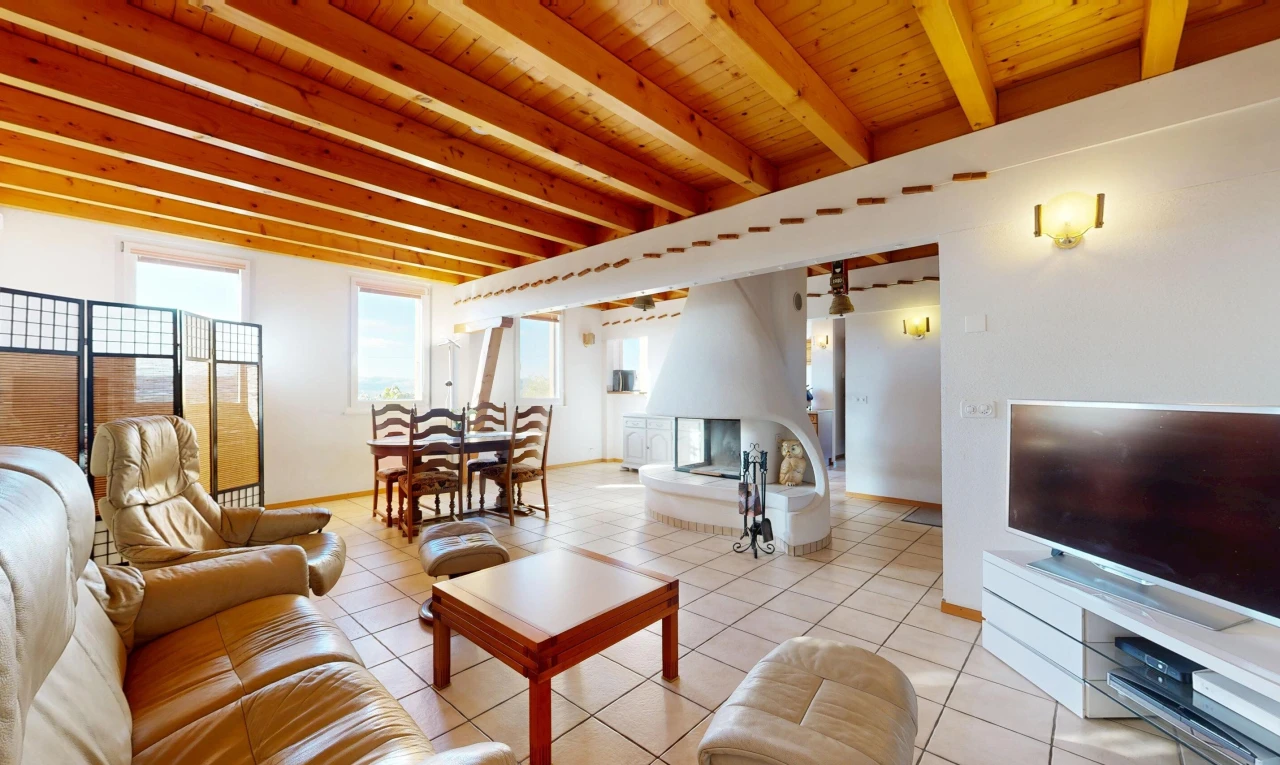 salon / salle à manger avec beamed ceiling, plafond à poutres, télévision, tile floor, et sol en carrelage
