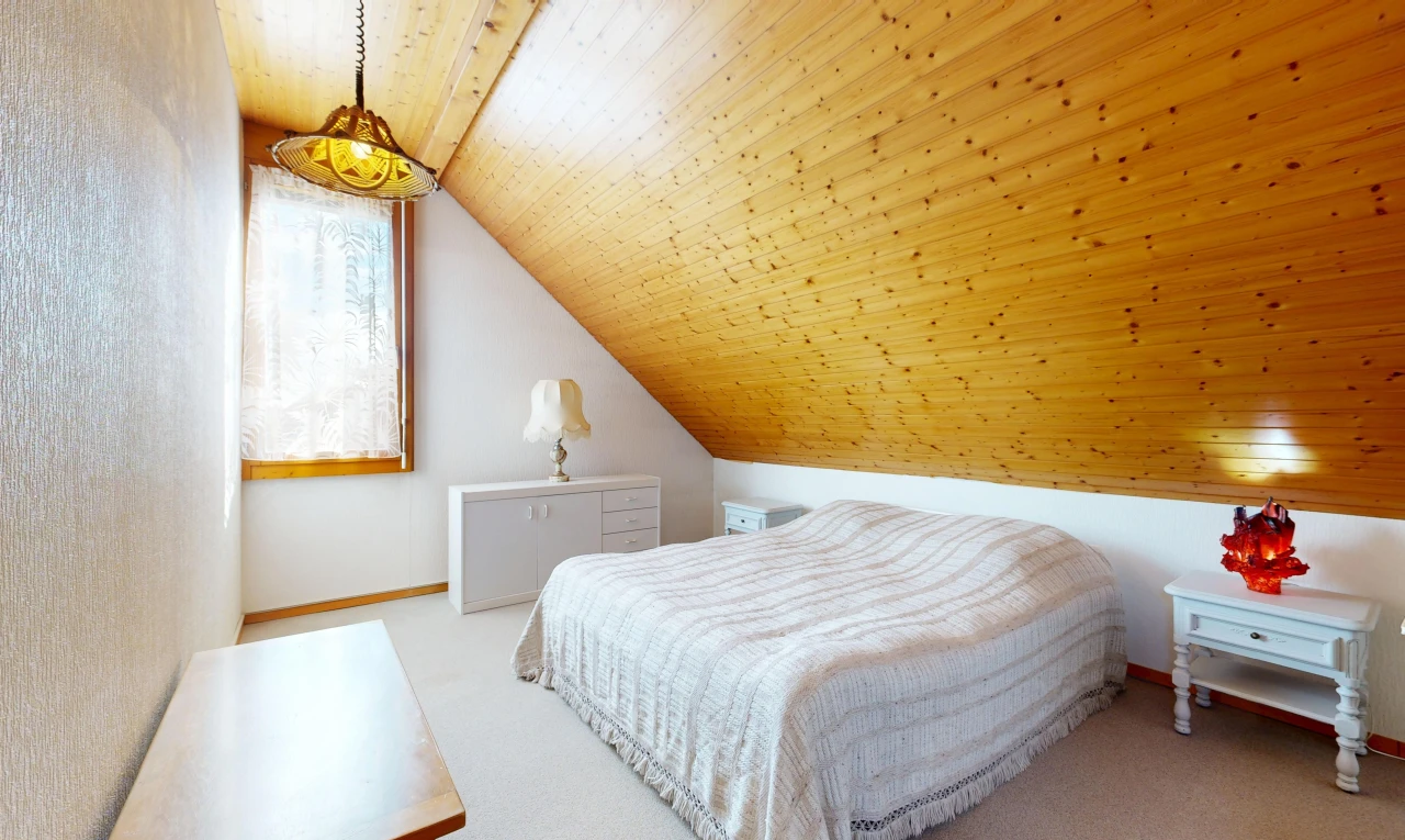 chambre avec plafond en bois, wood ceiling, plafond voûté, vaulted ceiling, et lumière naturelle