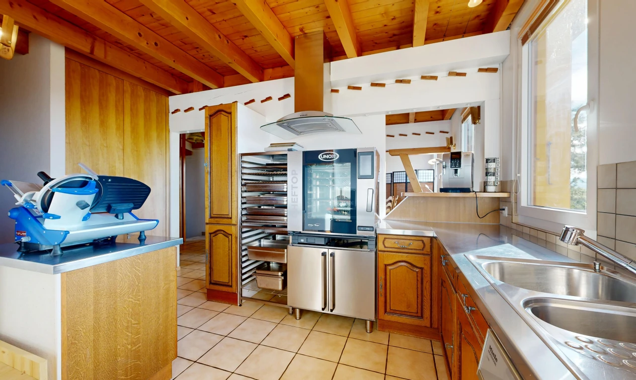 cuisine avec arched cabinets, armoires en arc, hotte, raised cabinets, et armoires élevées
