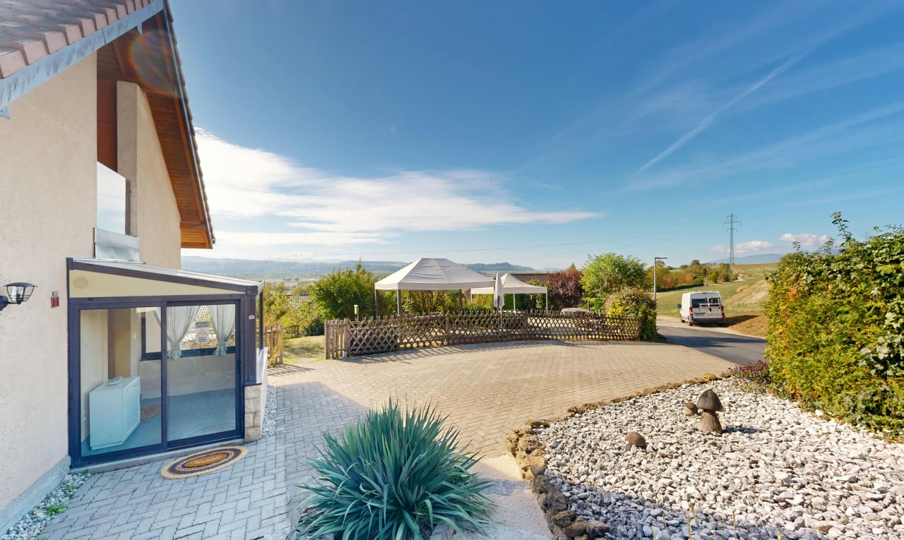 terrasse avec from property, power lines view, view focus, et day time