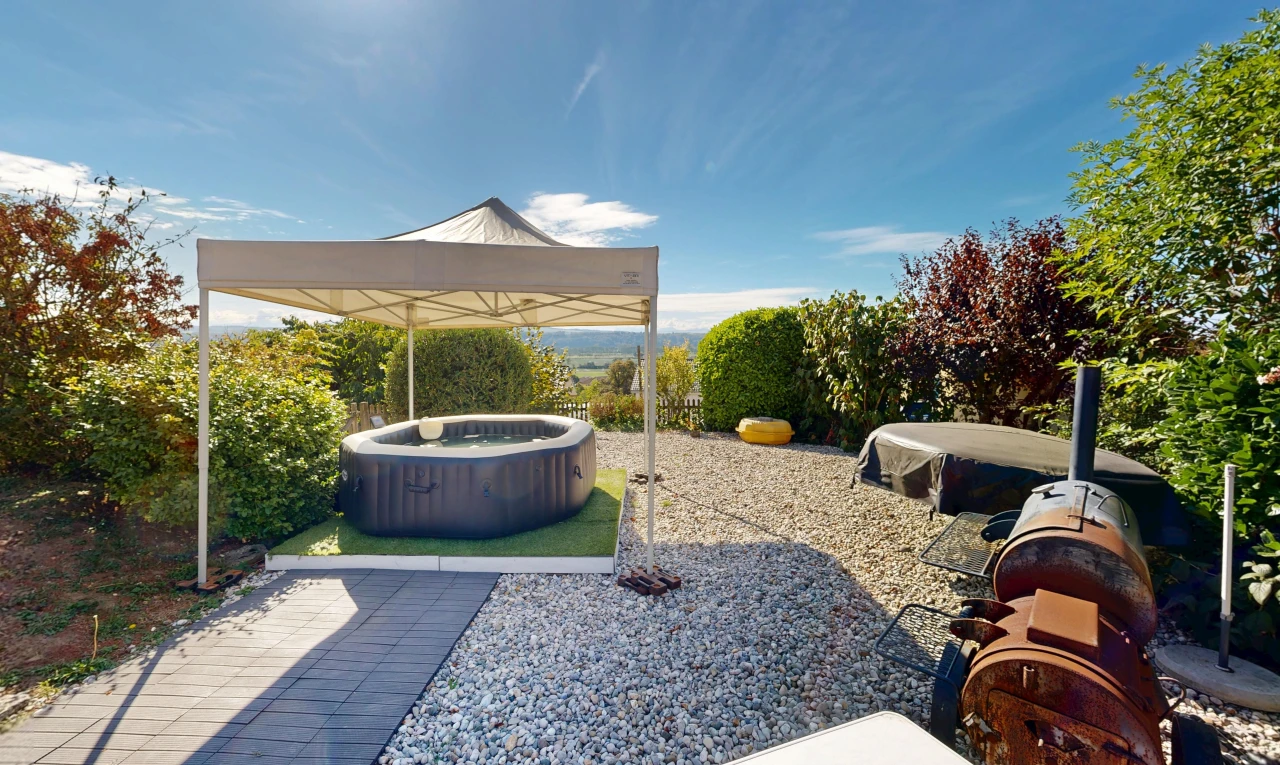 terrasse avec bain à remous, from property, et day time
