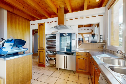 cuisine avec arched cabinets, armoires en arc, hotte, raised cabinets, et armoires élevées