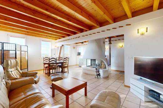salon / salle à manger avec beamed ceiling, plafond à poutres, télévision, tile floor, et sol en carrelage