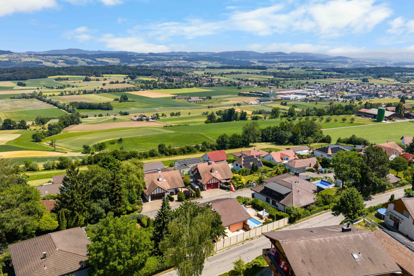 blick auf die berge mit day time, aerial view, residential view, und wohngebietblick