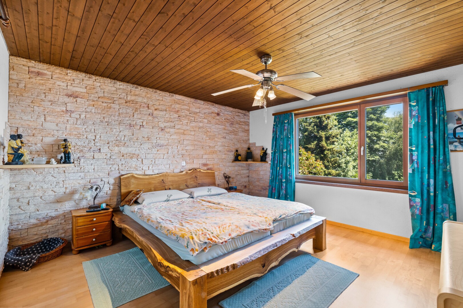 zimmer / schlafzimmer mit holzfußboden, wood finish floor, inside property, natürliches licht, und natural light