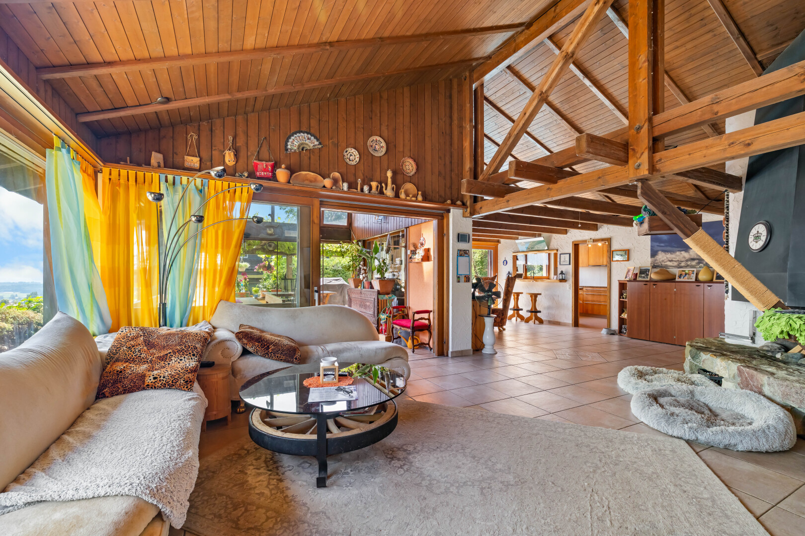 wohnzimmer mit holzdecke, wood ceiling, dachschräge, vaulted ceiling, und inside property