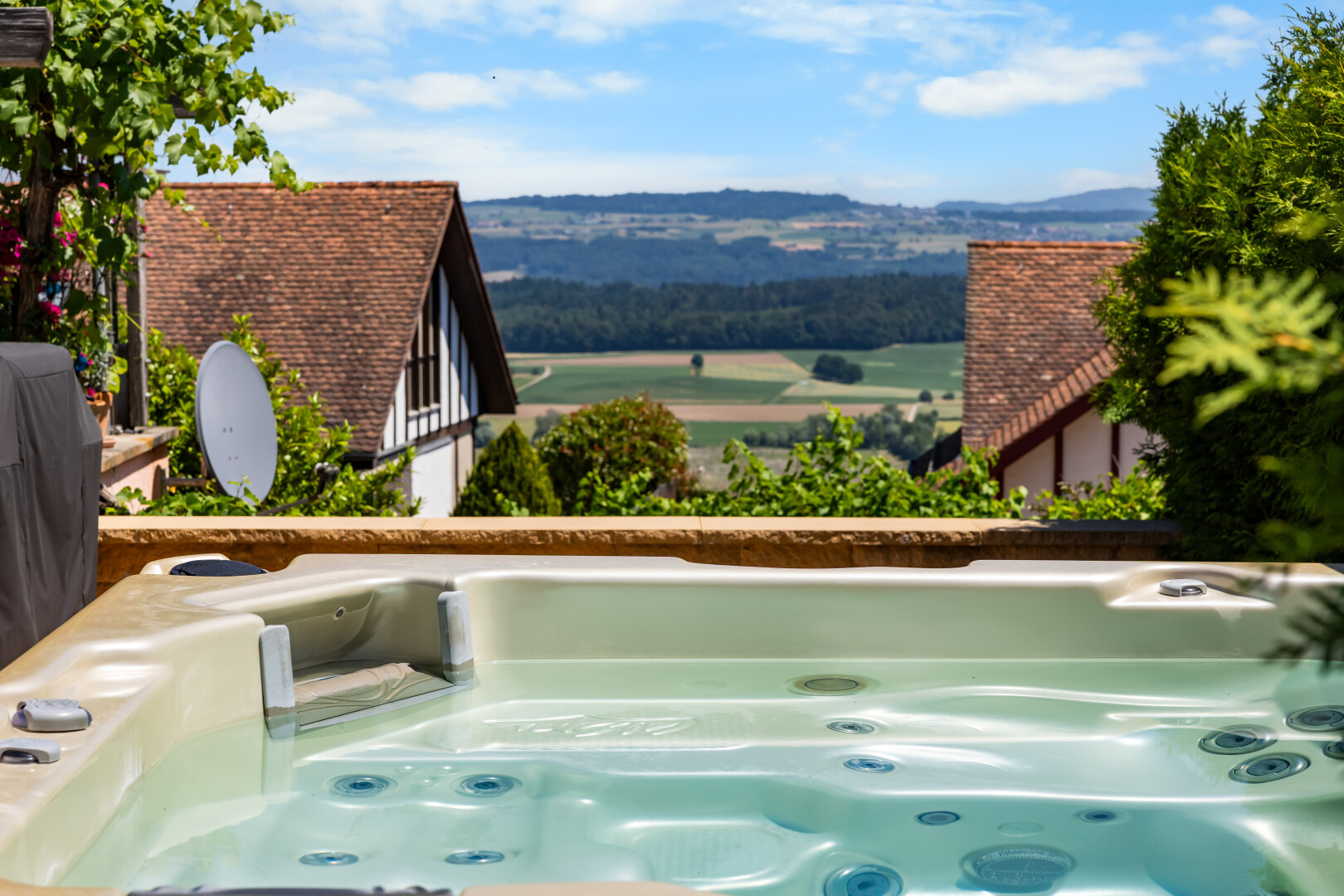 schwimmbad mit whirlpool, day time, from property, grill, und mountain view