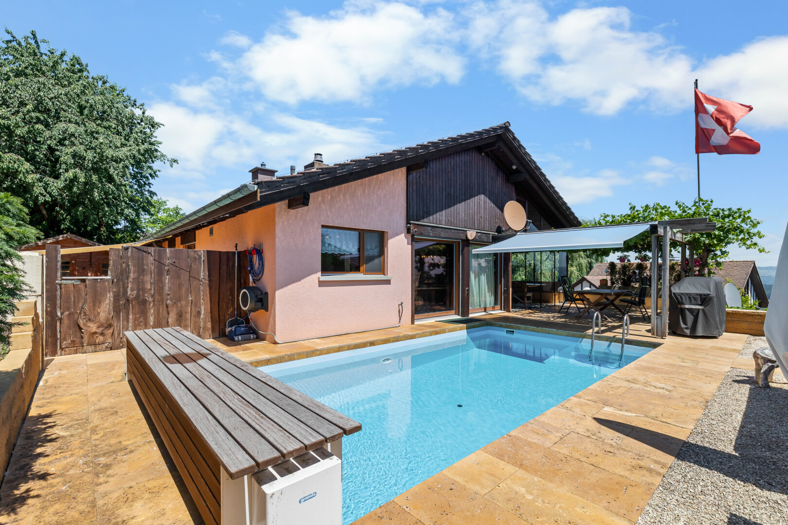 schwimmbad mit schwimmbad, from property, terrasse, day time, und zaun