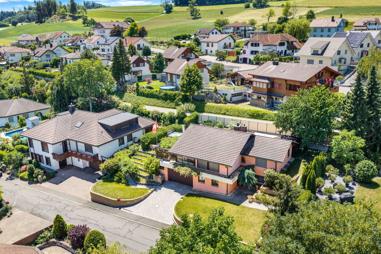 außenansicht mit auffahrt, residential view, wohngebietblick, day time, und rasen