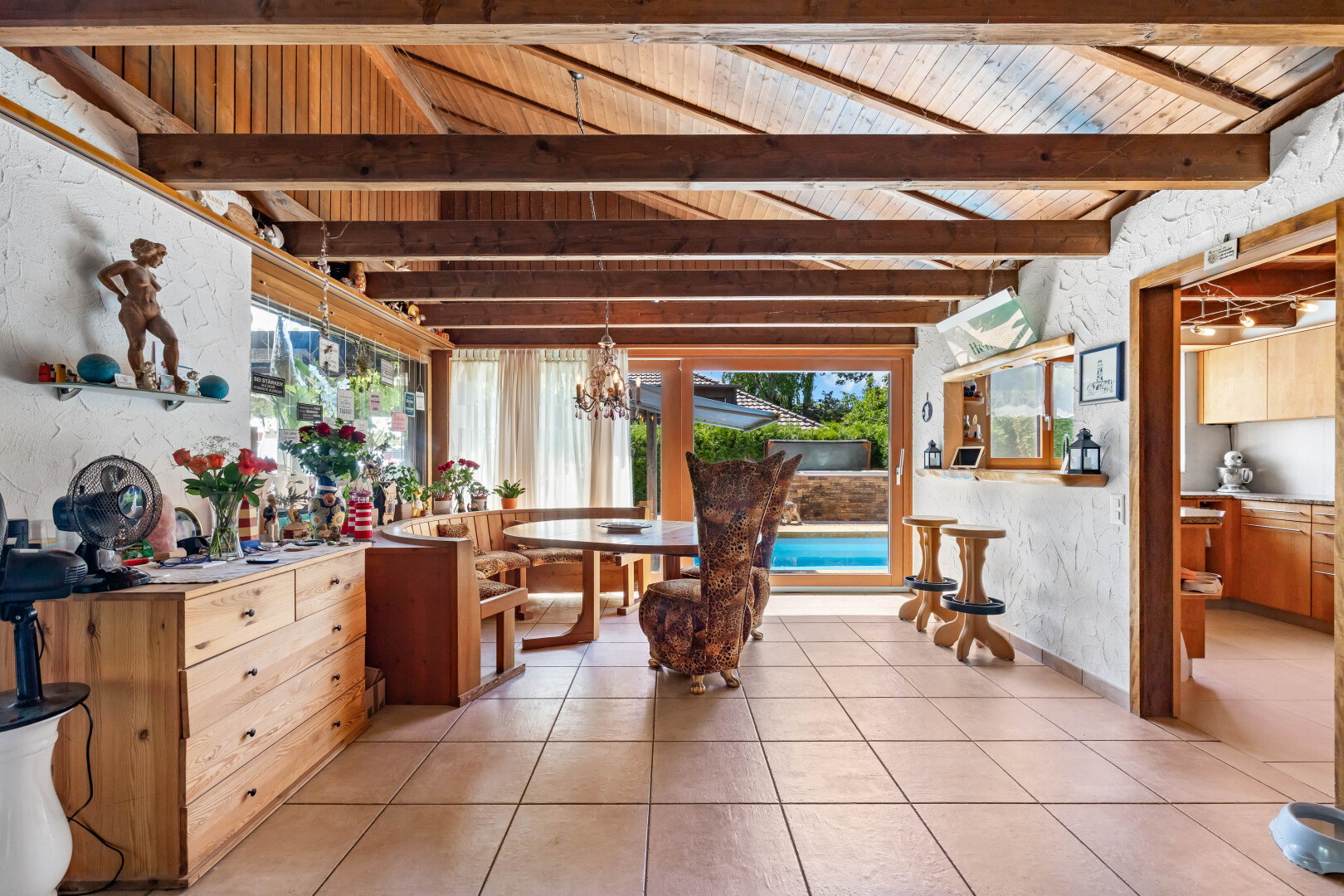 terrasse mit wintergarten, außenbar, und inside property