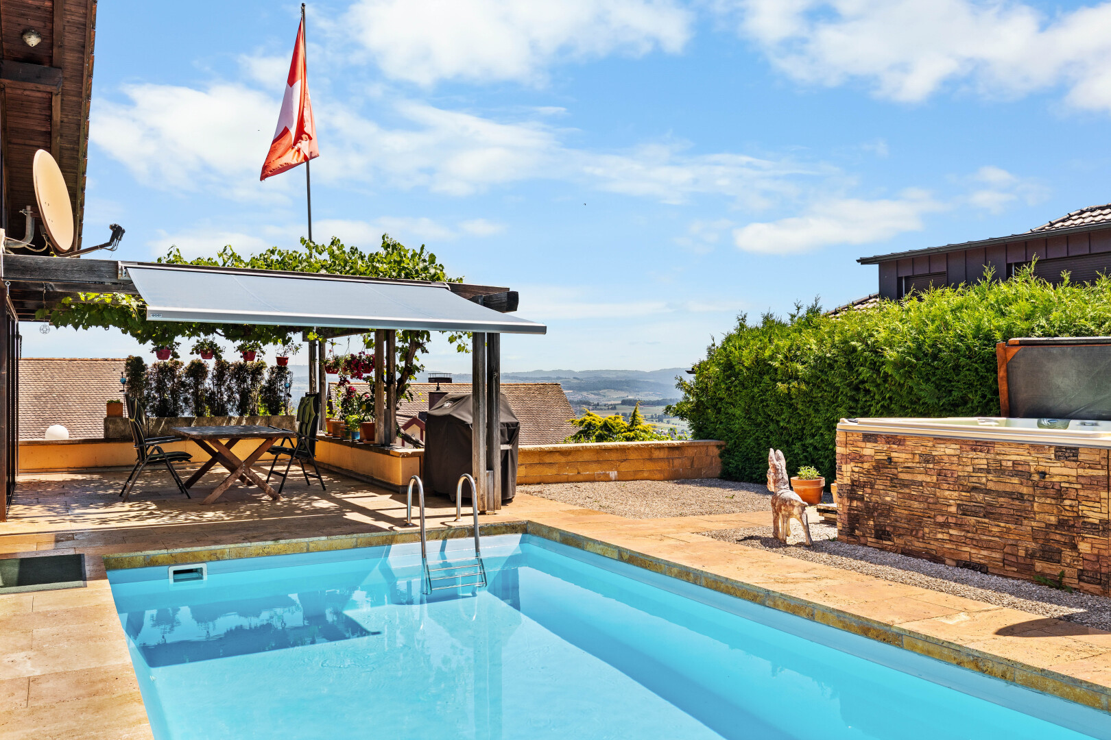 schwimmbad mit from property, schwimmbad, day time, handlauf, und terrasse