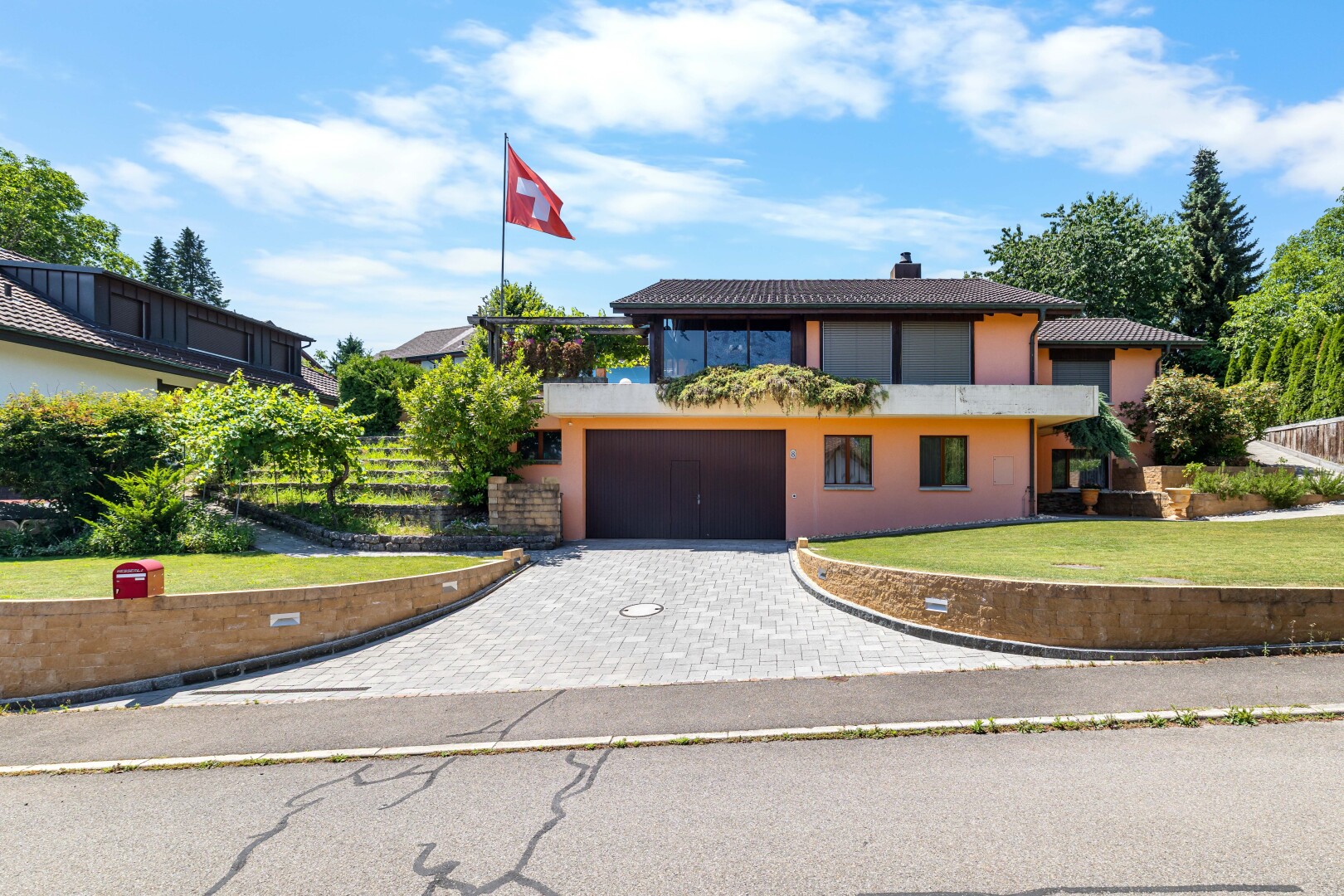 außenansicht mit property visible, day time, garage, rasen, und auffahrt