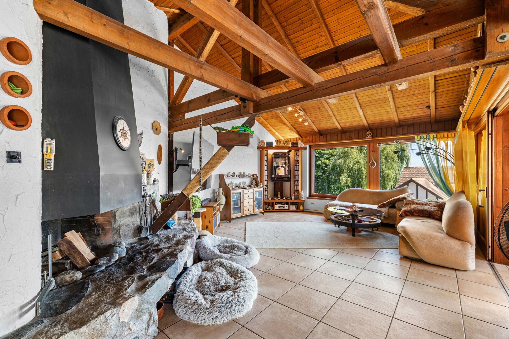 wohnzimmer mit dachschräge, vaulted ceiling, holzdecke, wood ceiling, und natürliches licht