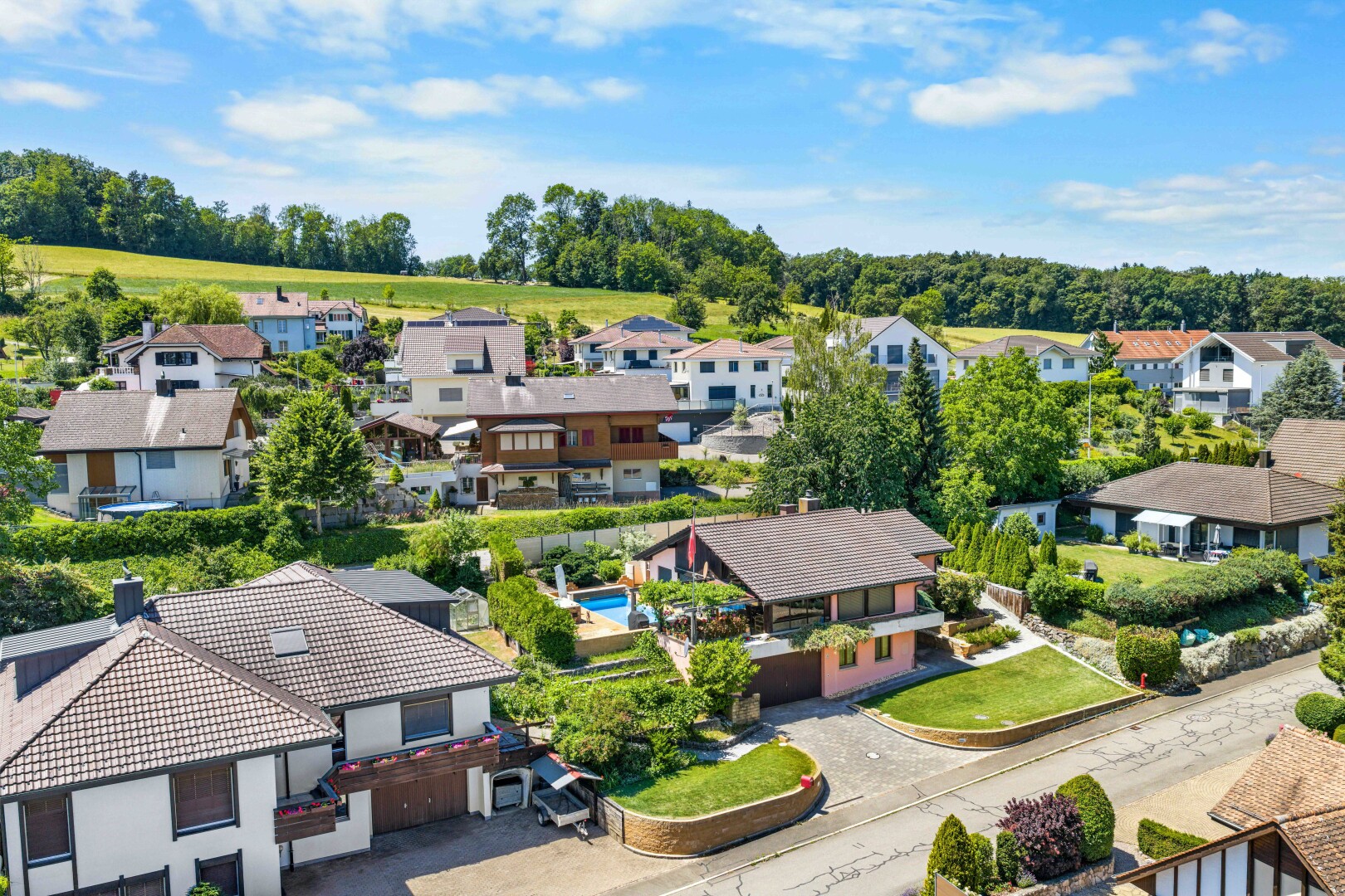 außenansicht mit day time, wohngebietblick, residential view, ziegeldach, und stuckverkleidung