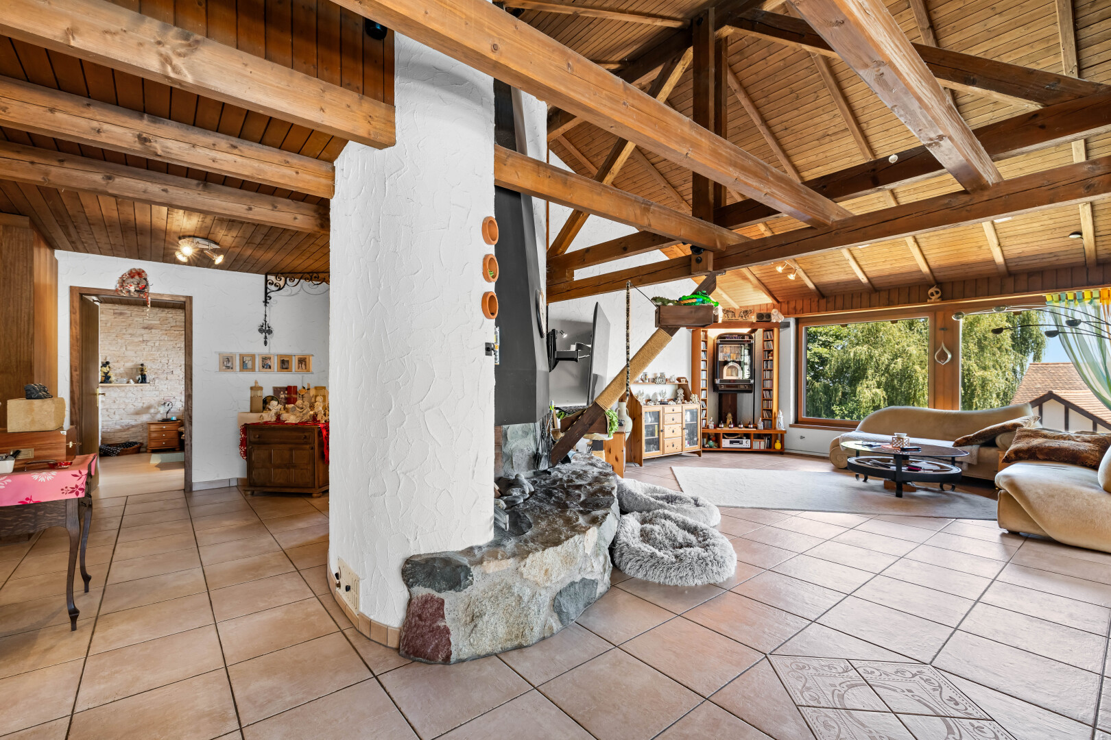 wohnzimmer mit holzdecke, wood ceiling, inside property, dachschräge, und vaulted ceiling