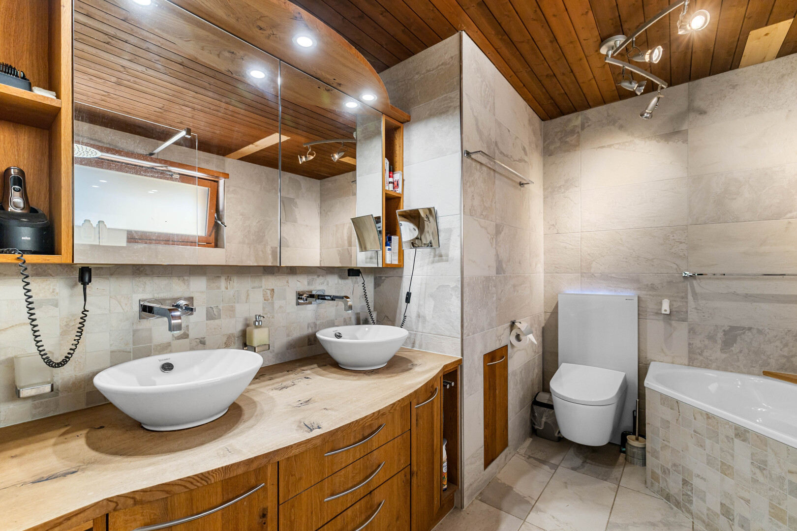 bad mit holzdecke, wood ceiling, komplettes badezimmer, light floor, und waschbecken