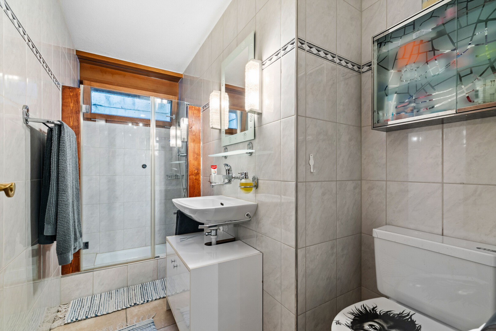 bad mit spiegel, dusche, fliesenwand, tile wall, und komplettes badezimmer