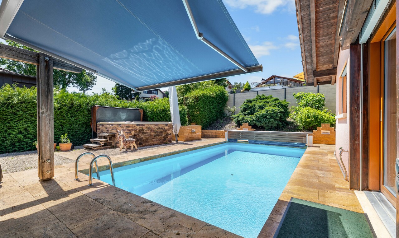 schwimmbad mit schwimmbad, from property, zaun, terrasse, und handlauf