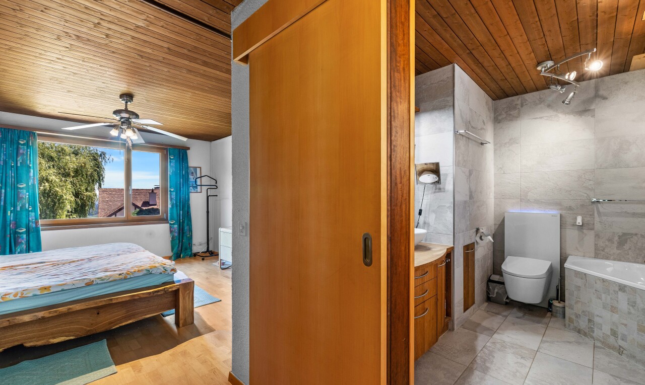 bad mit holzdecke, wood ceiling, inside property, komplettes badezimmer, und bad angrenzend schalfzimmer