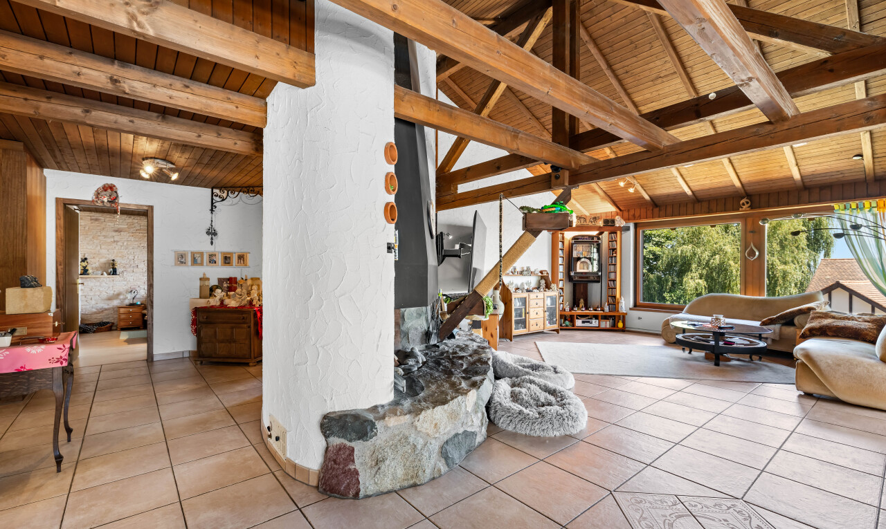 wohnzimmer mit holzdecke, wood ceiling, inside property, dachschräge, und vaulted ceiling