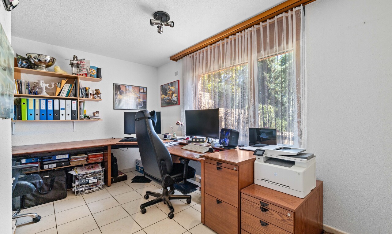 büro mit bürobereich, light floor, inside property, natürliches licht, und natural light