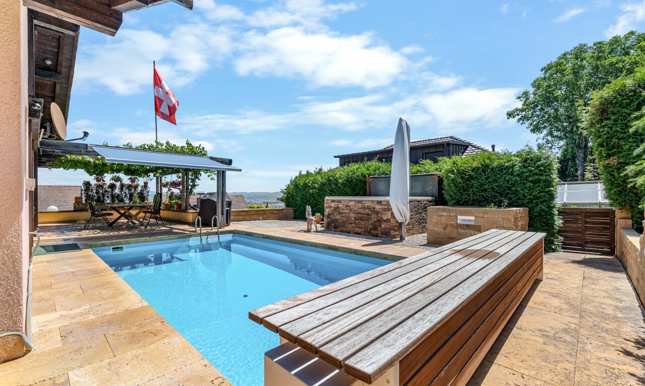 schwimmbad mit schwimmbad, terrasse, from property, day time, und handlauf
