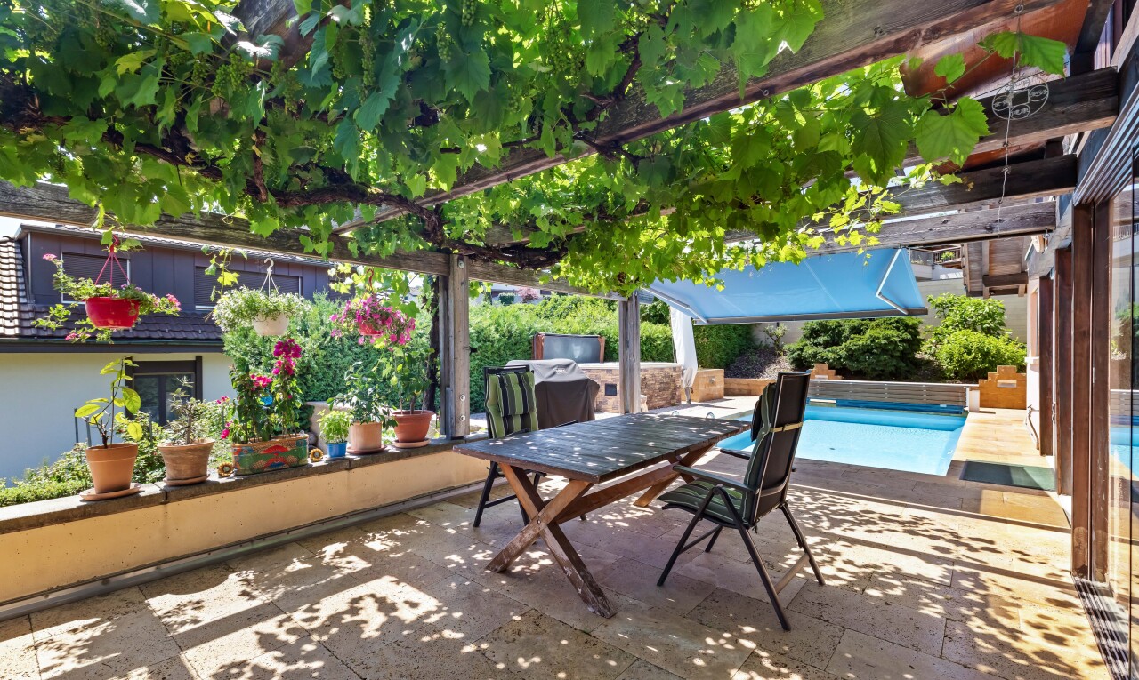 terrasse avec coin repas extérieur, terrasse, from property, piscine, et pergola