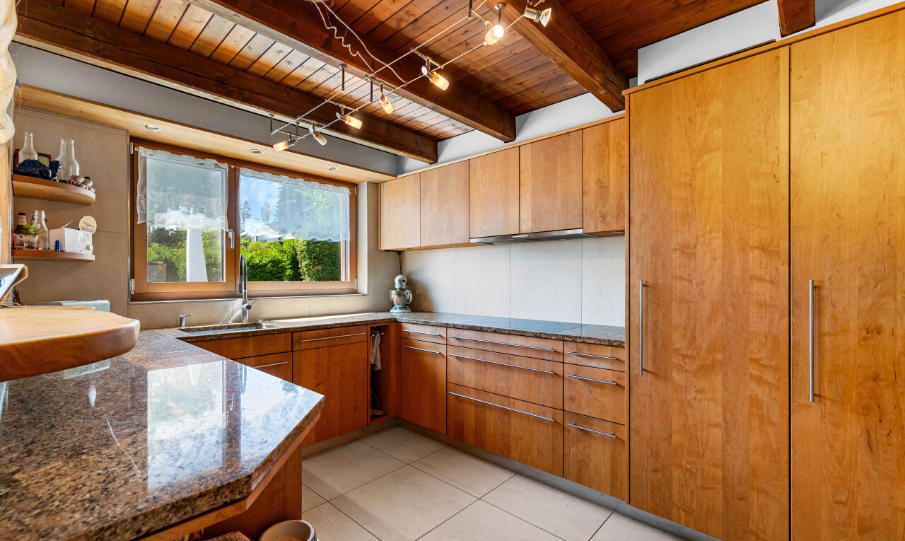 küche mit deckenbeleuchtung, track lighting, light floor, holzdecke, und wood ceiling