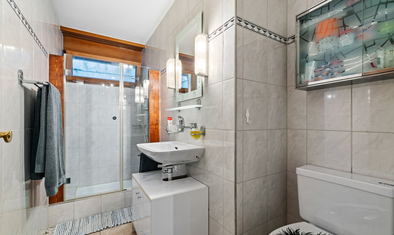 bad mit spiegel, dusche, fliesenwand, tile wall, und komplettes badezimmer