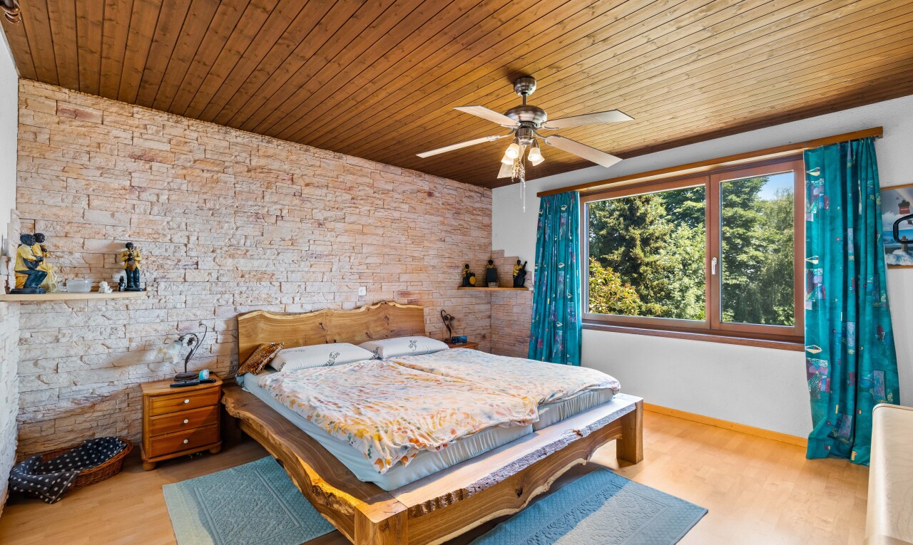 zimmer / schlafzimmer mit holzfußboden, wood finish floor, inside property, natürliches licht, und natural light