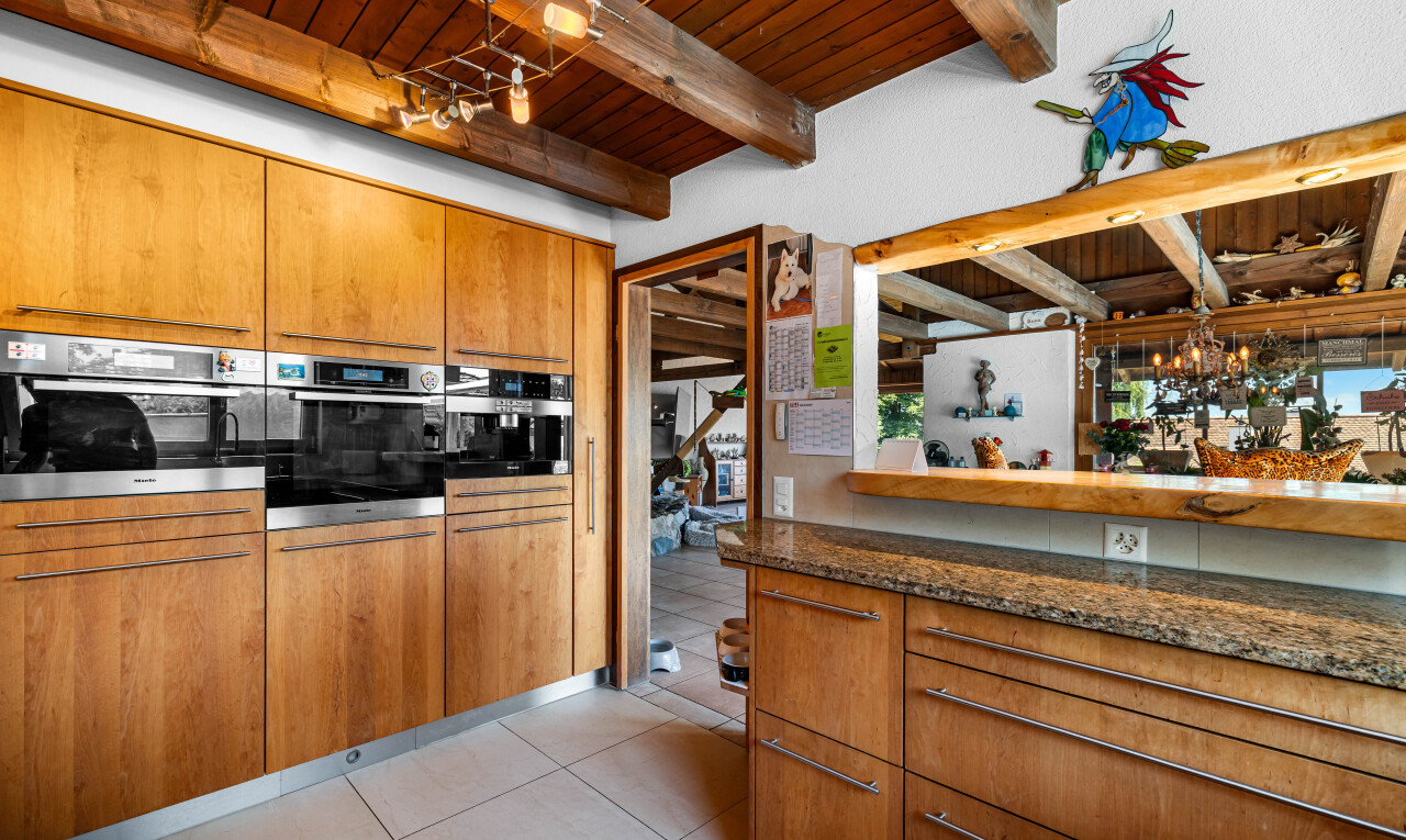 küche mit holzdecke, wood ceiling, light floor, mittelbraune schränke, und medium brown cabinets