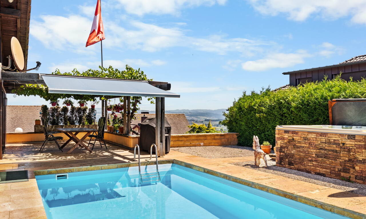 schwimmbad mit from property, schwimmbad, day time, handlauf, und terrasse