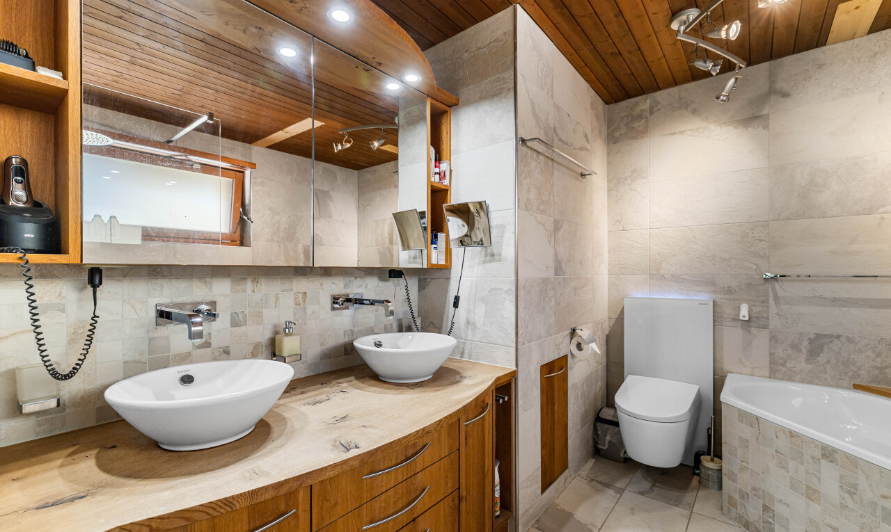 bad mit holzdecke, wood ceiling, komplettes badezimmer, light floor, und waschbecken