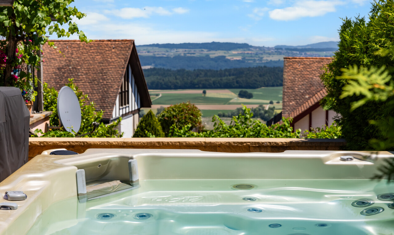 schwimmbad mit whirlpool, day time, from property, grill, und mountain view