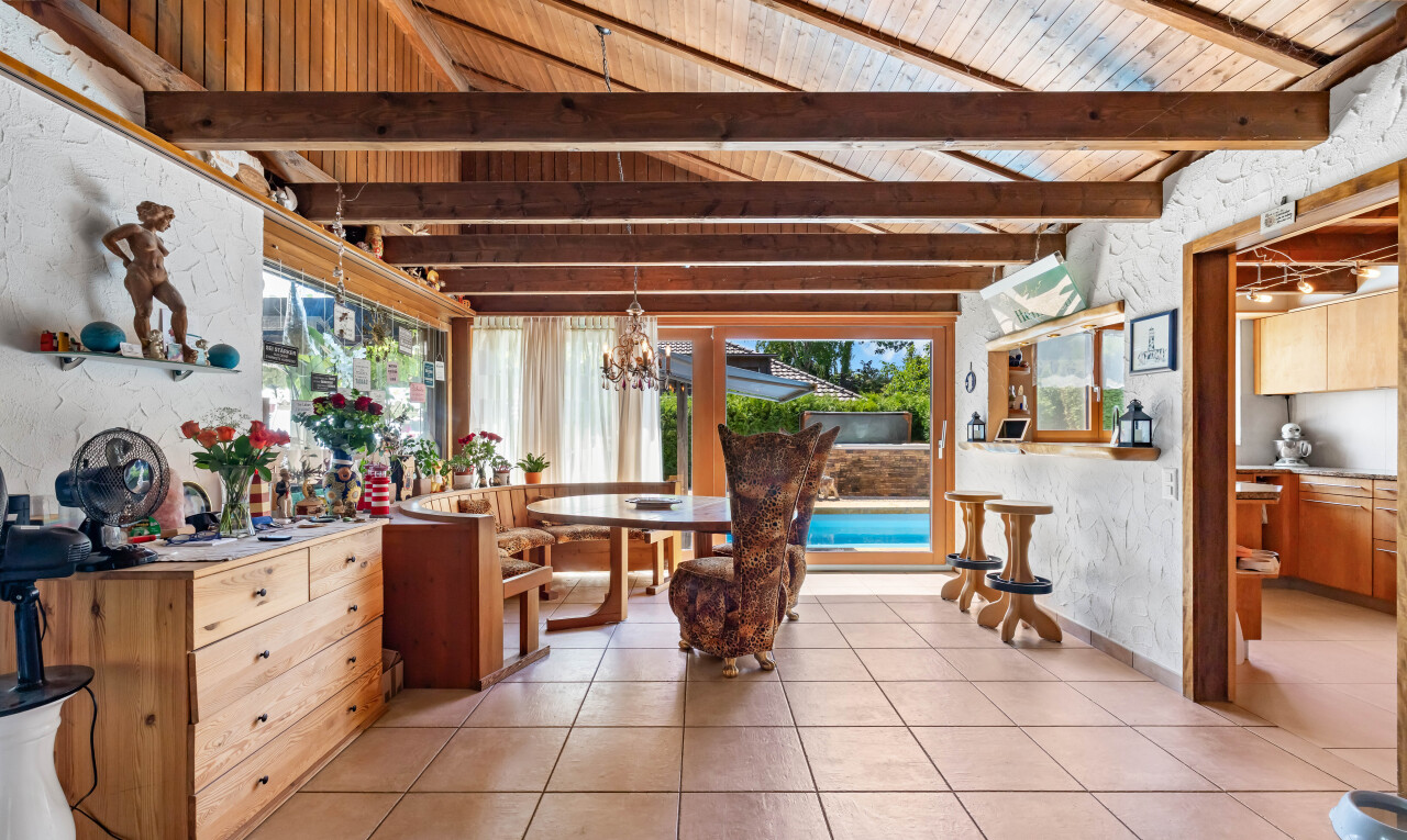 terrasse mit wintergarten, außenbar, und inside property