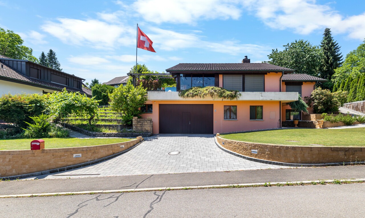 außenansicht mit property visible, day time, garage, rasen, und auffahrt