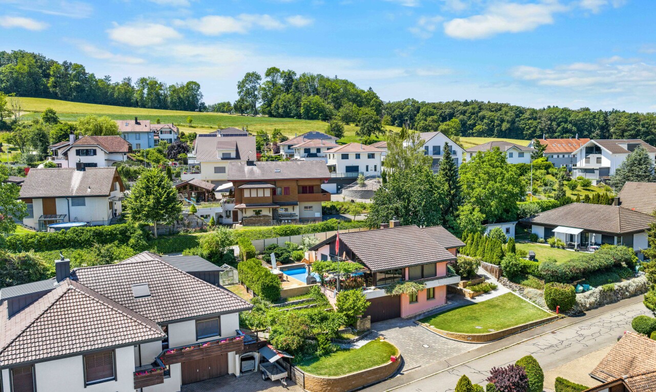 außenansicht mit day time, wohngebietblick, residential view, ziegeldach, und stuckverkleidung