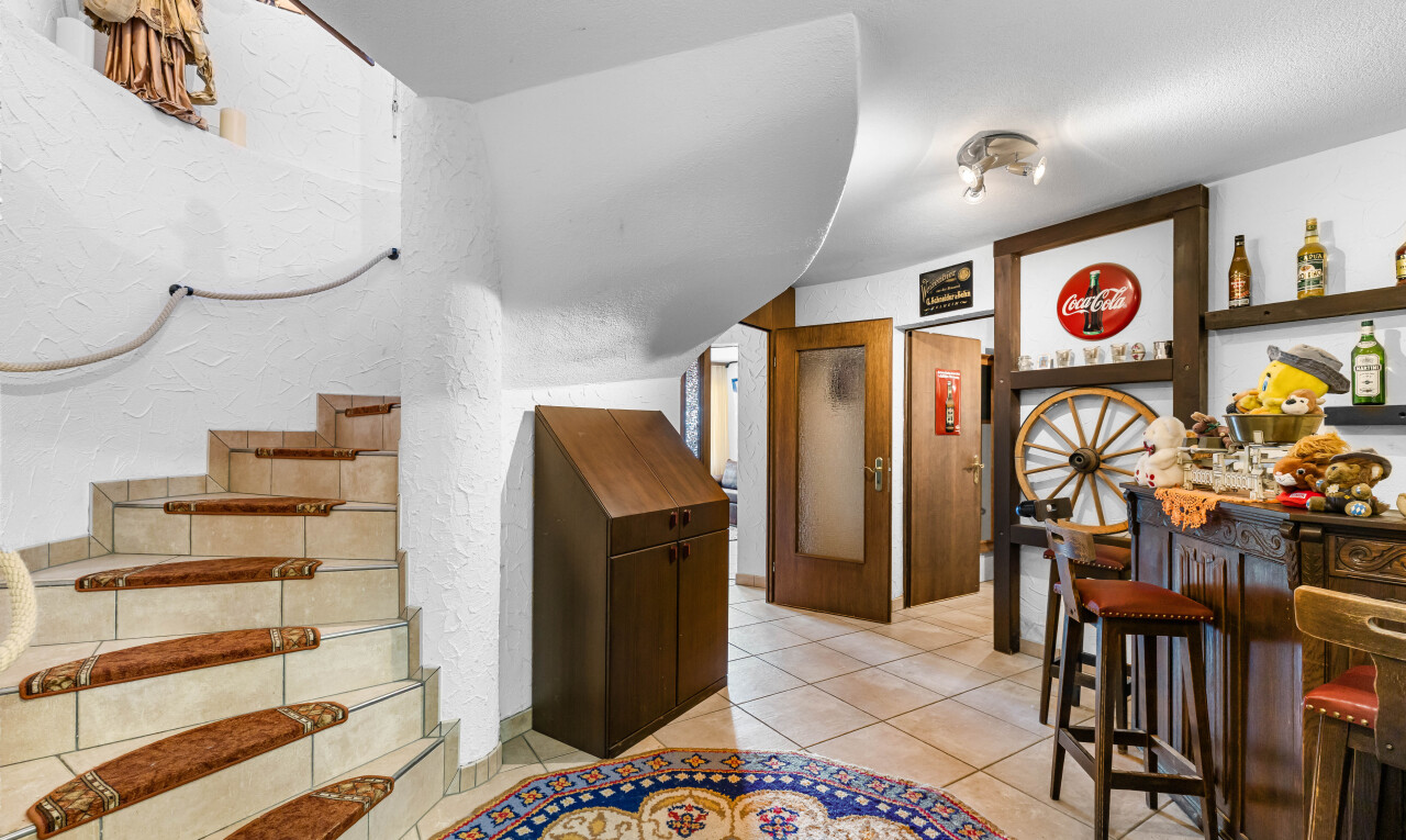 treppe mit inside property, fliesenboden, tile floor, und bar im innenbereich