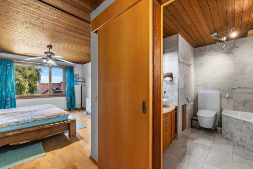 bad mit holzdecke, wood ceiling, inside property, komplettes badezimmer, und bad angrenzend schalfzimmer