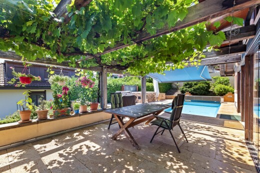 terrasse mit essbereich im freien, terrasse, from property, schwimmbad, und pergola