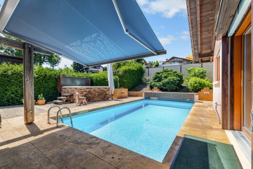 schwimmbad mit schwimmbad, from property, zaun, terrasse, und handlauf