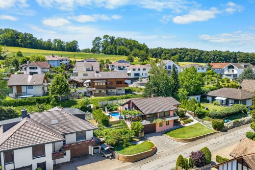 außenansicht mit day time, wohngebietblick, residential view, ziegeldach, und stuckverkleidung